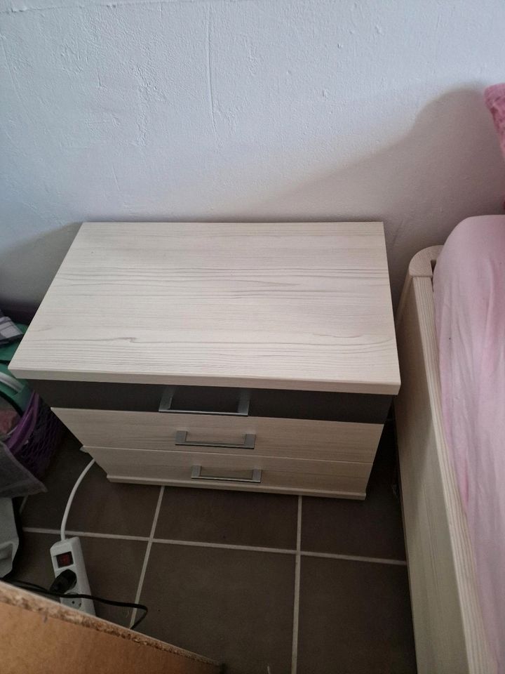 Bett und Kleiderschrank in Dinslaken