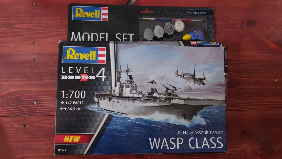 Revell Wasp Class model set inkl. Wasserfarben Level 4 in Bedburg-Hau