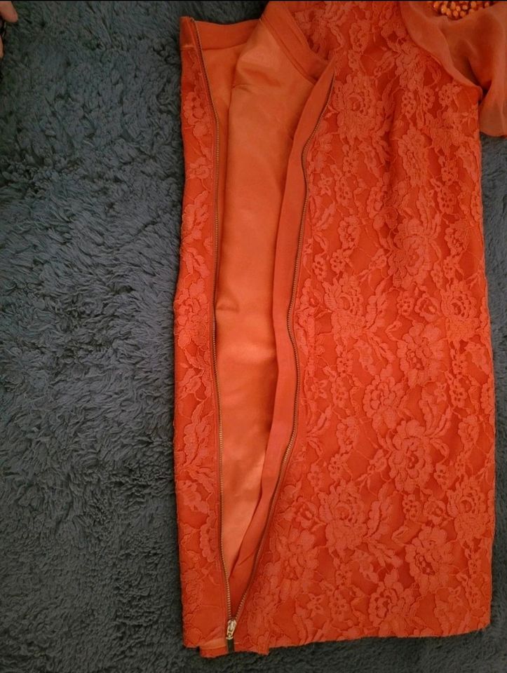 Orangenes Kleid Gr. S in Berlin