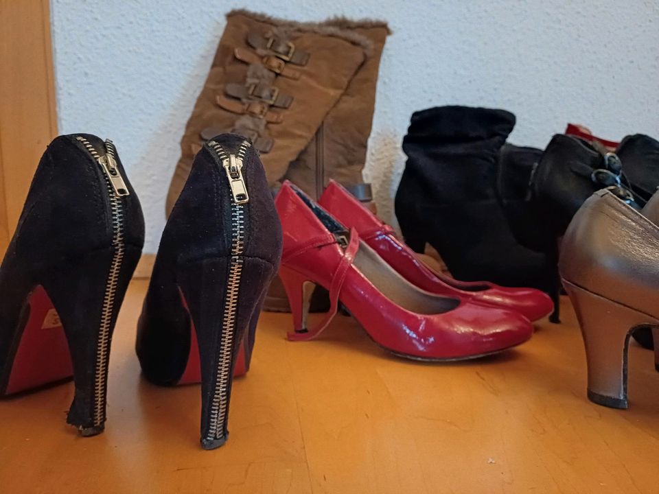 37 High Heels Pumps Stiefel Stiefeletten Sandalen in Leipzig