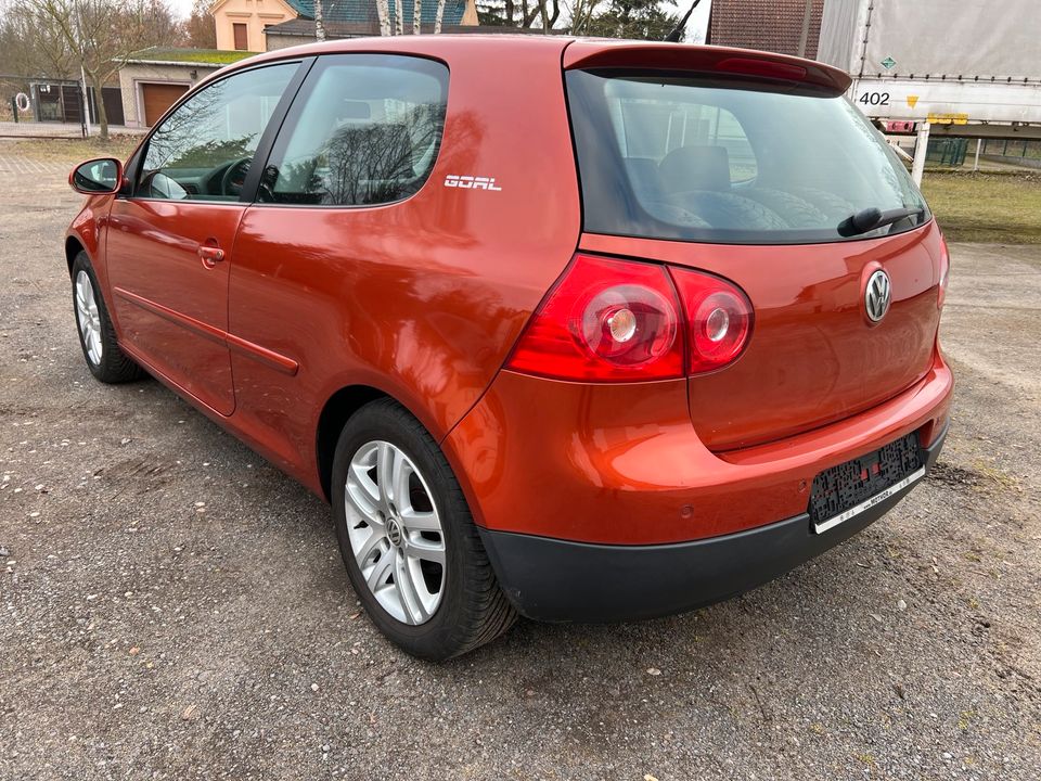 VW Golf 5 1.4L Bj.06  Sitzheizung, Winterreifen usw in Werder (Havel)