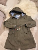 Taillierter Mantel lange Jacke Khaki grün H&M Gr 128 Baden-Württemberg - Loßburg Vorschau