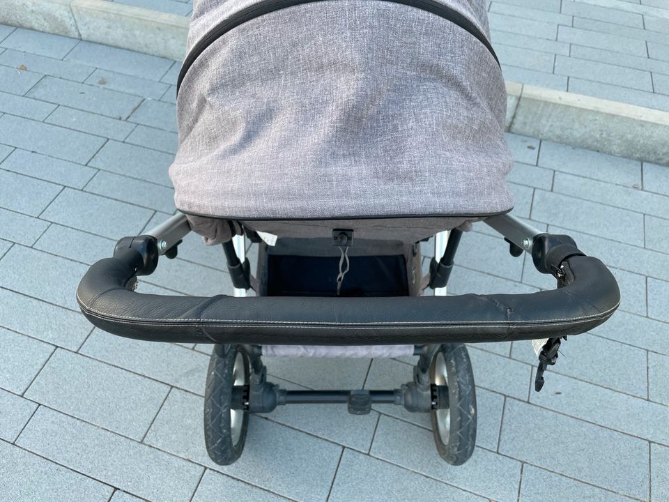 Kinderwagen der Marke MON in Assamstadt