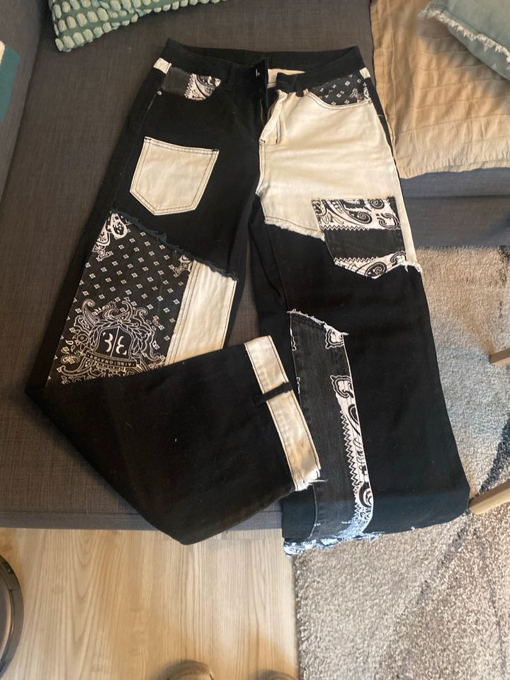 Lässige Jeans schwarz - weiß bedruckt in Sindelfingen