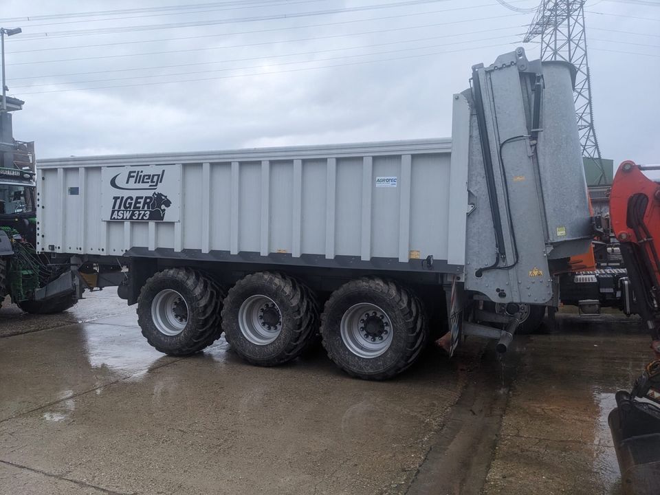 Fliegl  ASW373 Tiger Abschiebewagen mit Streuwerk und Heckklappe in Borken