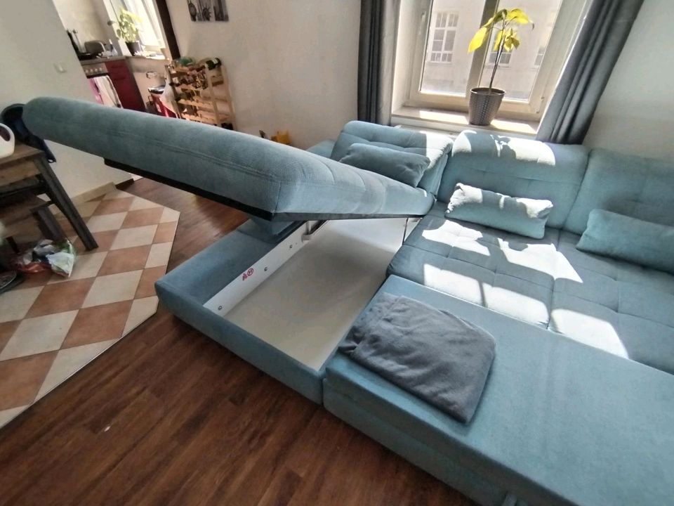 große L Couch mit vielen Funktionen in Nünchritz