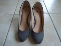 Pumps, Neuwertig! grau, Gr. 39, Velours Optik Baden-Württemberg - Gengenbach Vorschau