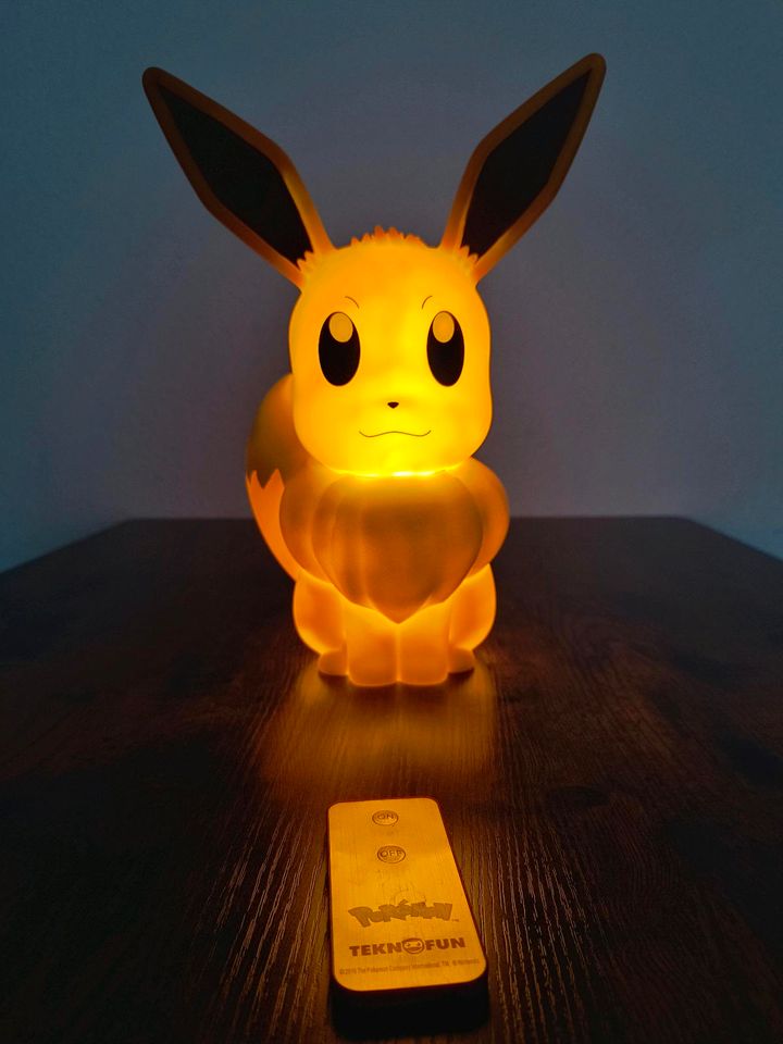 Pokémon Evoli Lampe + Fernbedienung in Leipzig