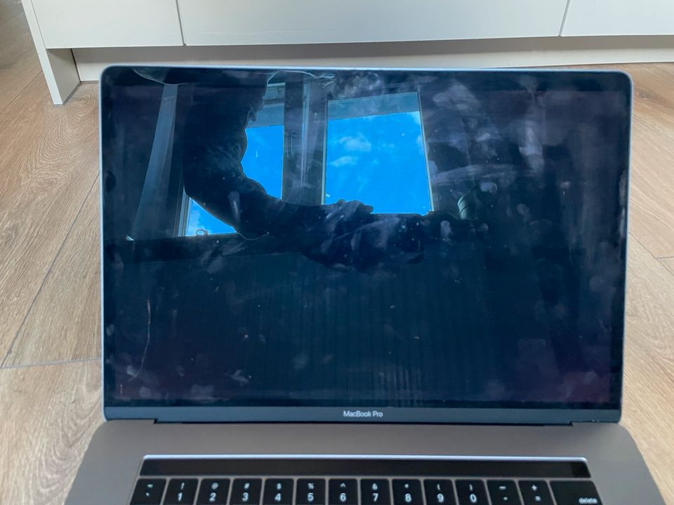 MacBook Pro 15“ Bildschirm Defekt in Walldorf
