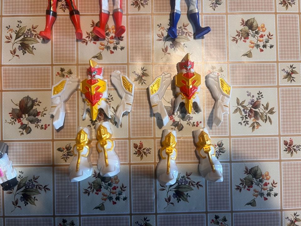 Power Rangers Spielfiguren mit Kampfzubehör in Schkeuditz