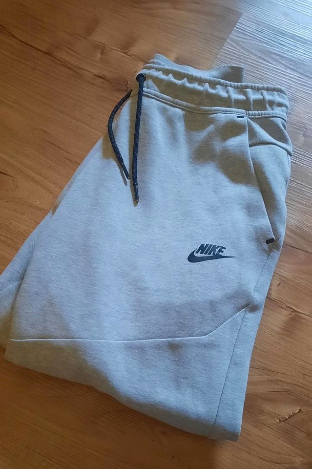 Nike Tech Fleece Jogginghose Gr.M in Hamburg