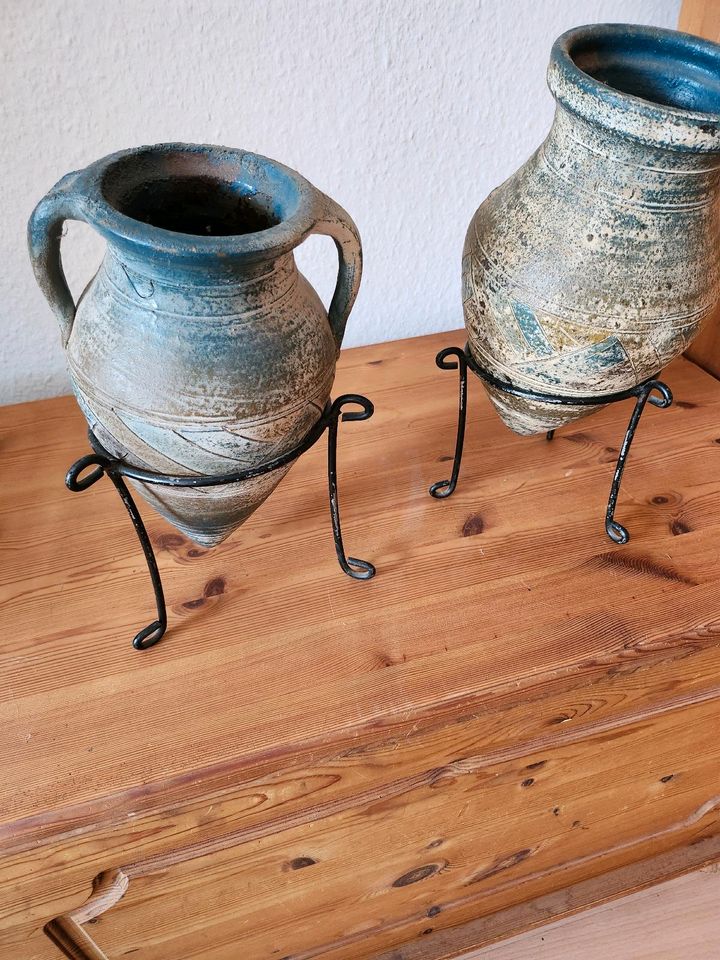Zwei schöne Vasen im Ständer in Aurich