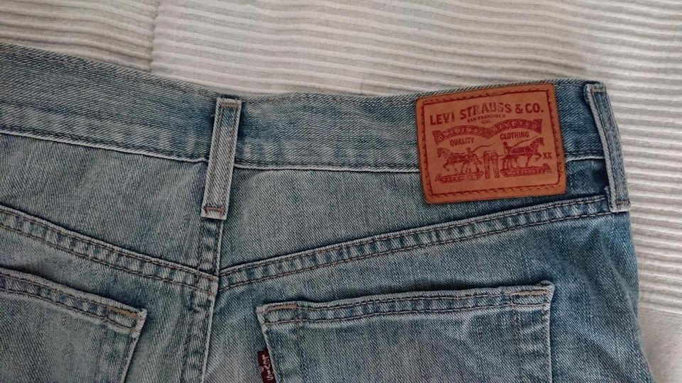 Levi's Jeans Shorts Gr 26 blau in Marl