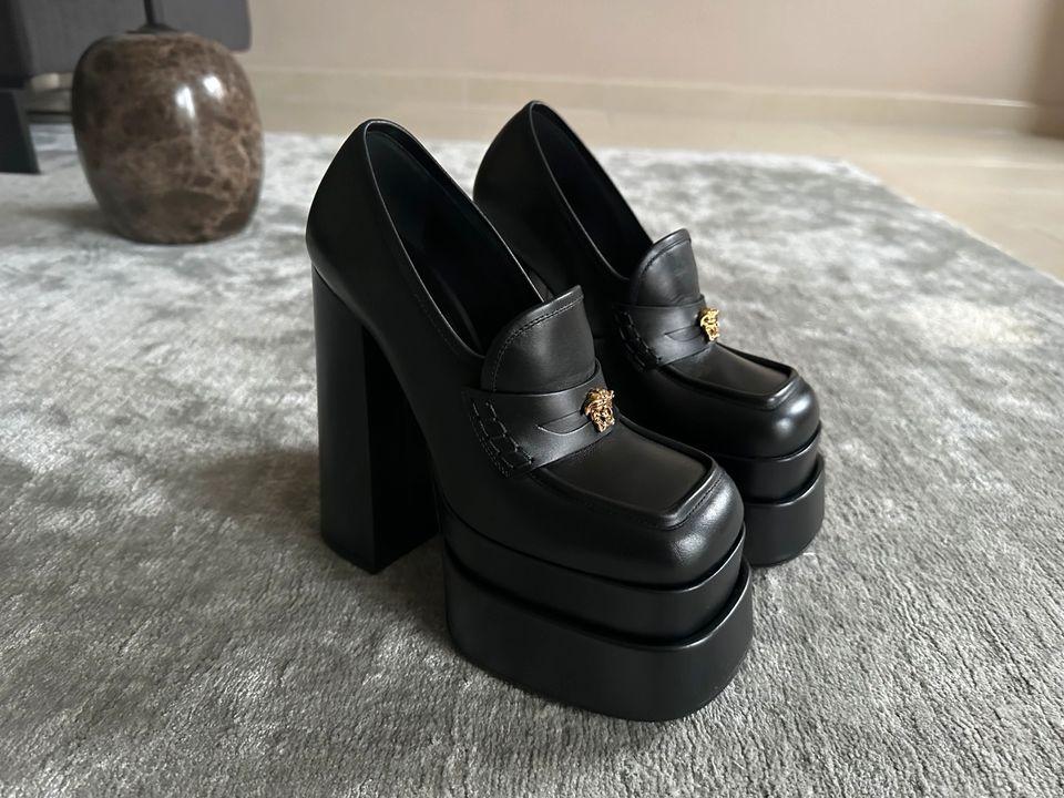 Orig. VERSACE Juno Pumps Plateau Loafers schwarz Leder 38 NEU in Düsseldorf