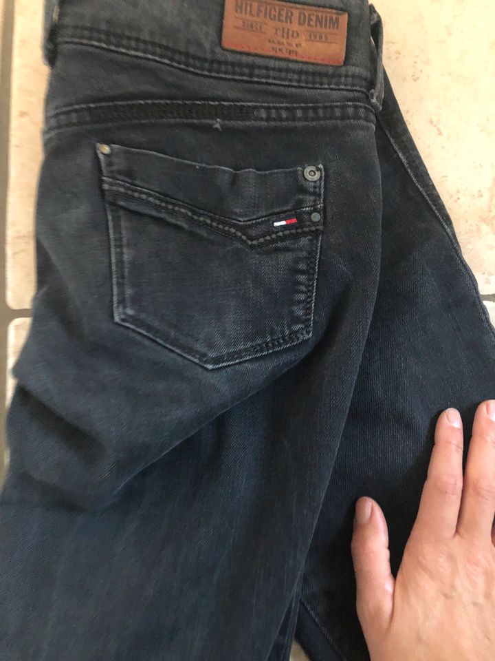 Tommy Hilfiger jeans schwarz gr.27 in Issum