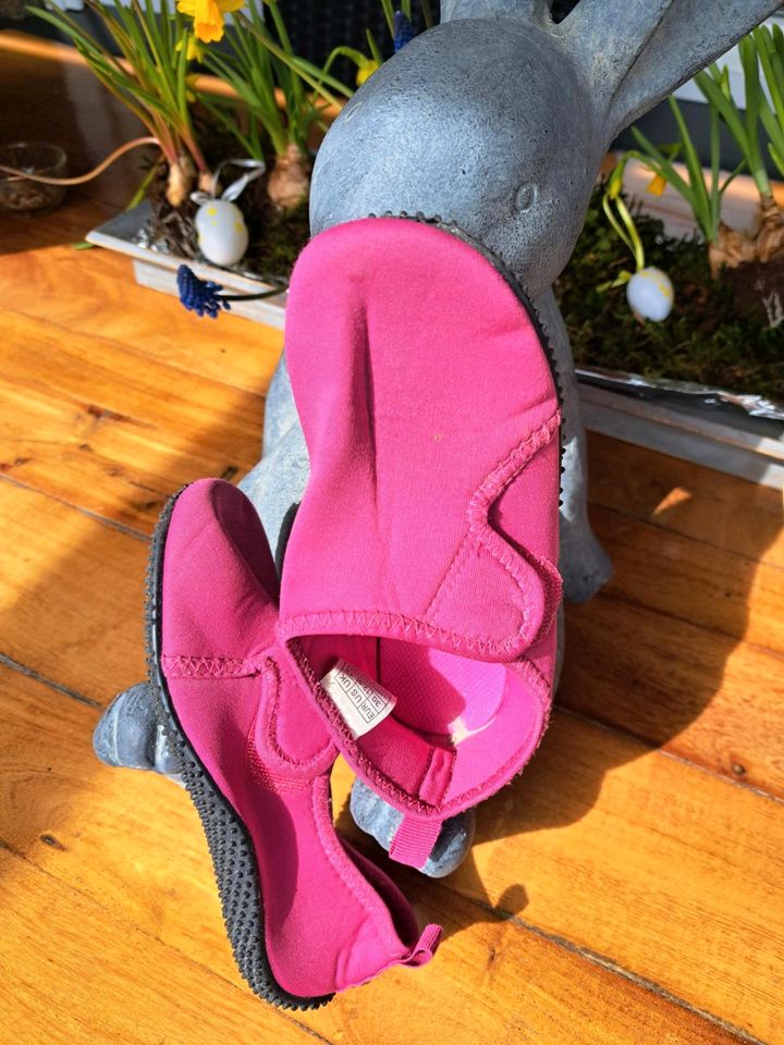 Badeschuhe in pink Größe 30 in Iserlohn