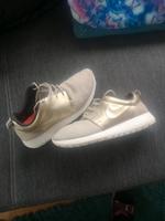 Goldene sportschuhe von nike u. Schwarze m. Muster Bayern - Effeltrich Vorschau