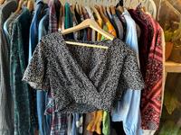 Schwarzweiß Croptop bauchfreies Oberteil mit Blumenmuster Hippie Nordrhein-Westfalen - Blomberg Vorschau