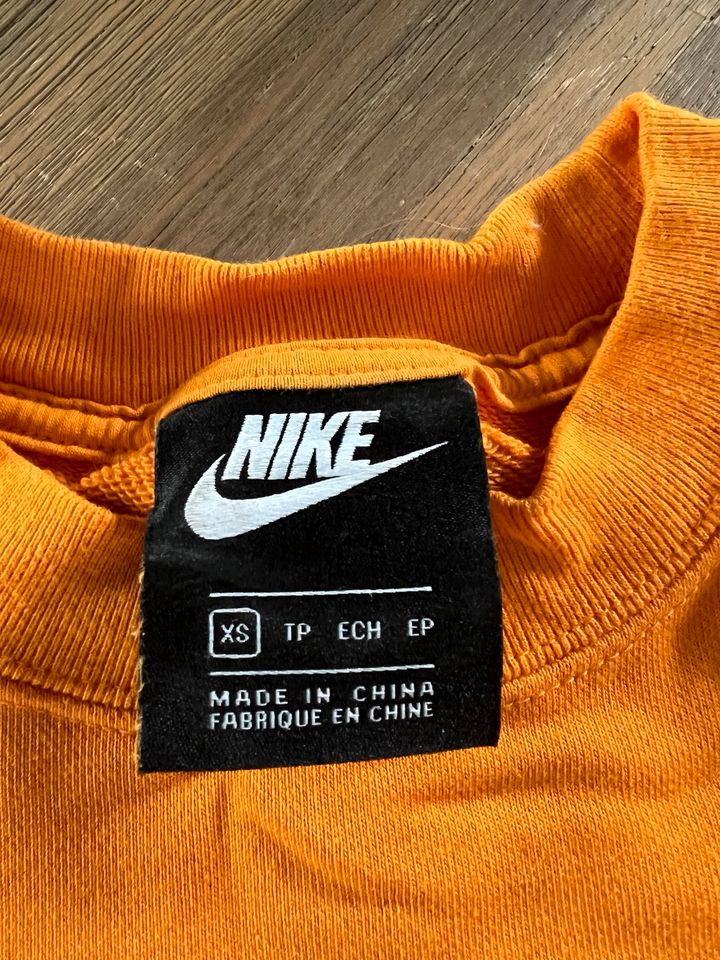 Nike cropped Pulli in orange XS in Zossen