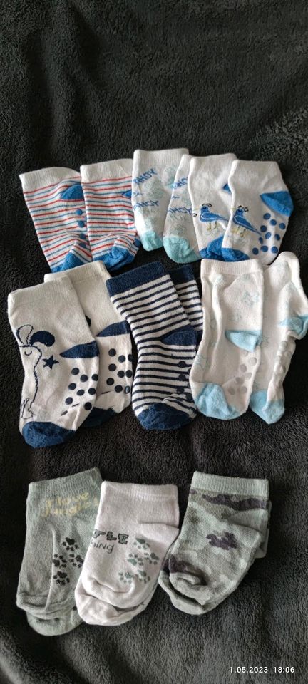 9 Stücke Socken * 3 normal lange * 6 sneaker* 80 cm * in Hellenhahn-Schellenberg