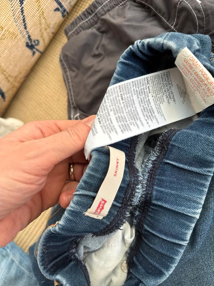 Paket Shorts & Polo Shirt Gr. 104/110 - Levi’s, H&M, OshKosh etc. in Rüsselsheim