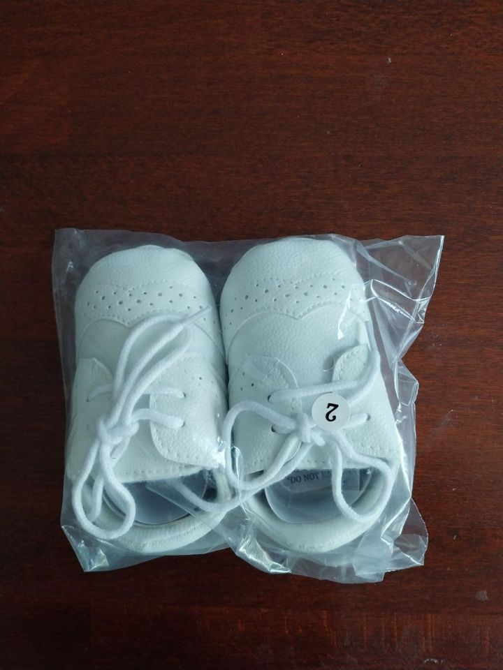 weiße Schuhe passend zum Taufanzug, neu, orginal verpackt in Offenbach