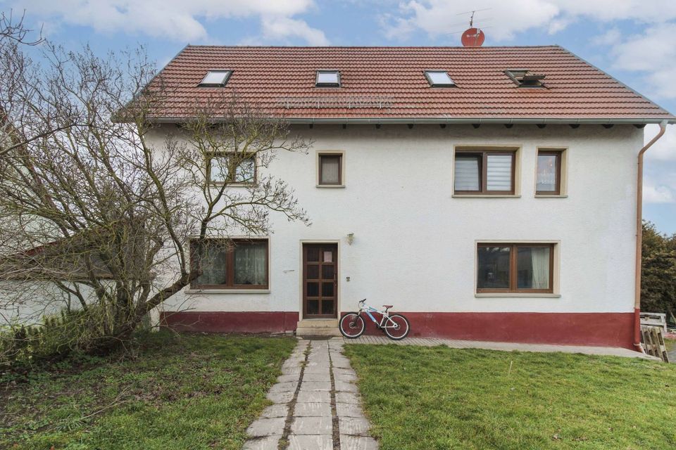 Frömmstedt: Teilsaniertes Mehrfamilienhaus mit 4 Wohnungen, Garten, Stellplätzen & viel Potential! in Kindelbrück