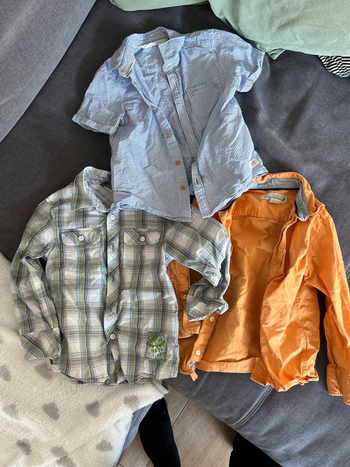 Kleiderpaket Jungen 98-104 Shirts / Pullover / Jacken / Hosen in Korntal-Münchingen