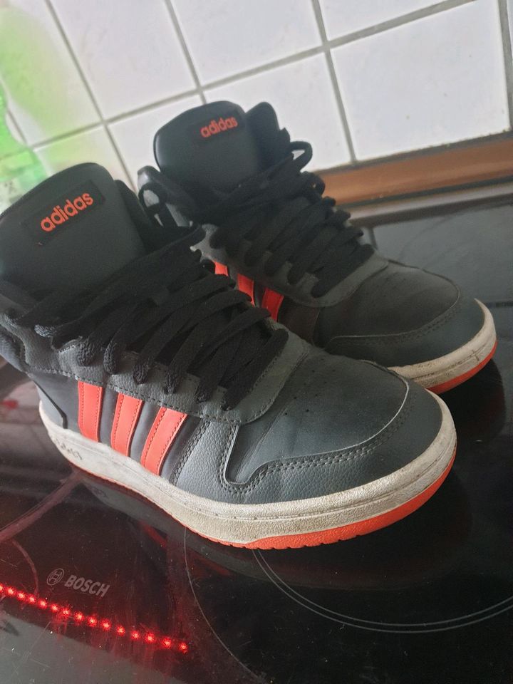 Adidas Schuhe in Fahrenkrug