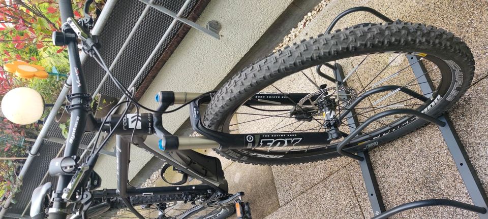 Hochwertiges Radon 29'' Hardtail mit Carbon Rahmen in Möglingen 