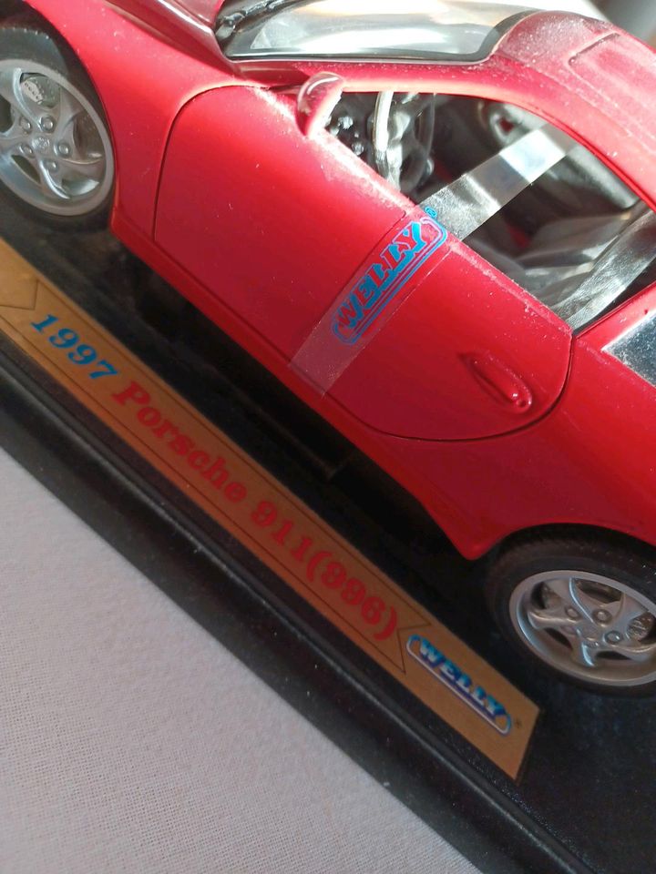 Modelauto Porsche 1: 18 von Welly in Bremen