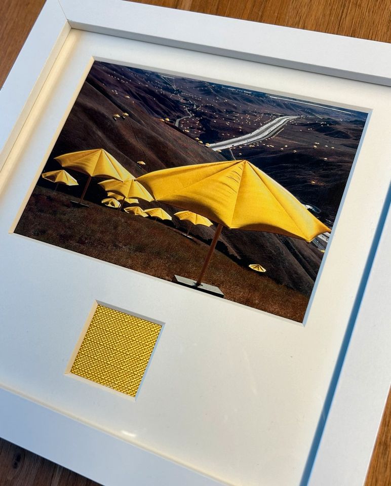 Christo - „The Yellow Umbrellas“ Collage mit Original-Stoffstück in Köln