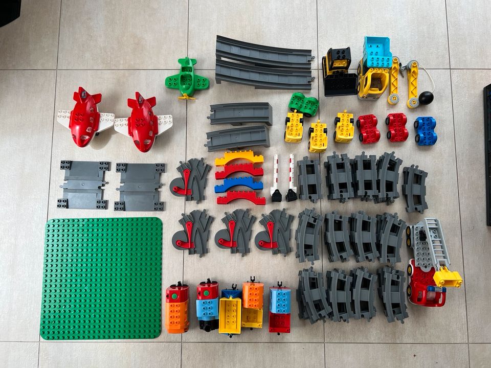 Lego Duplo Eisenbahn mit Fahrzeugen + Steinen in Dresden