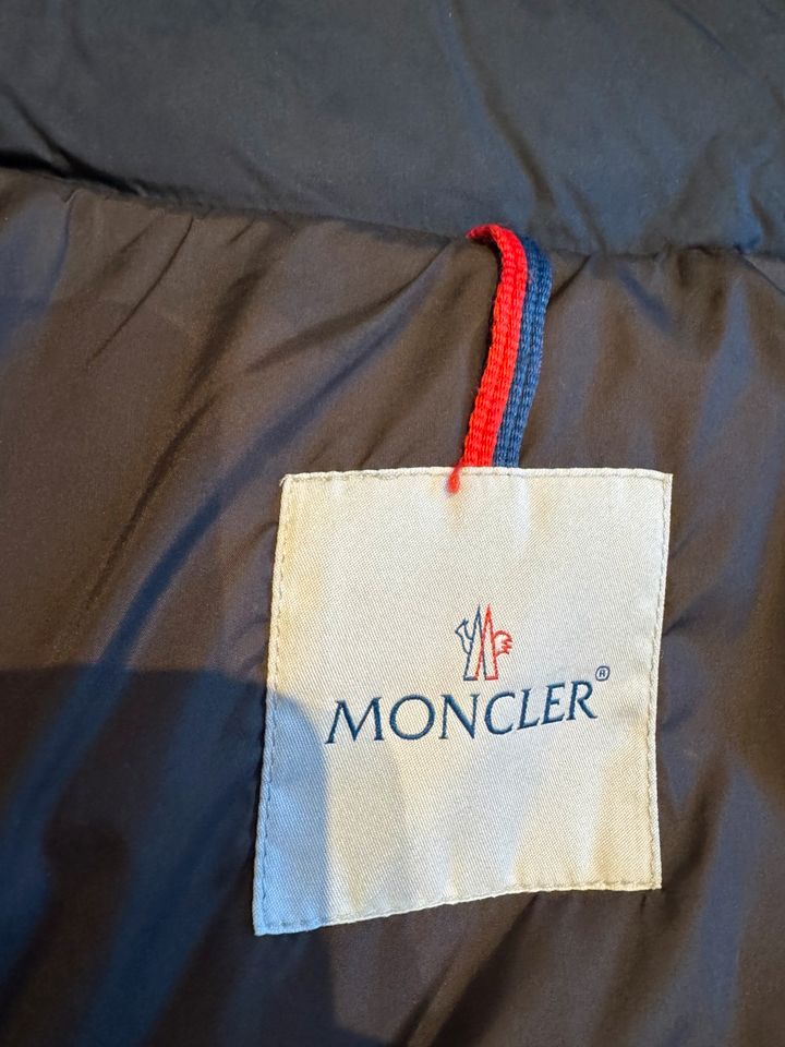 Moncler Daunenjacke in Größe 4 in Köln