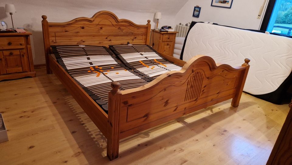 Schönes altes rustikales Doppelbett Bett aus Holz in Hürth