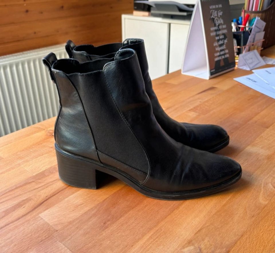 Schwarze Leder Boots Chelsea Stiefelette Zara 41 in Ingolstadt