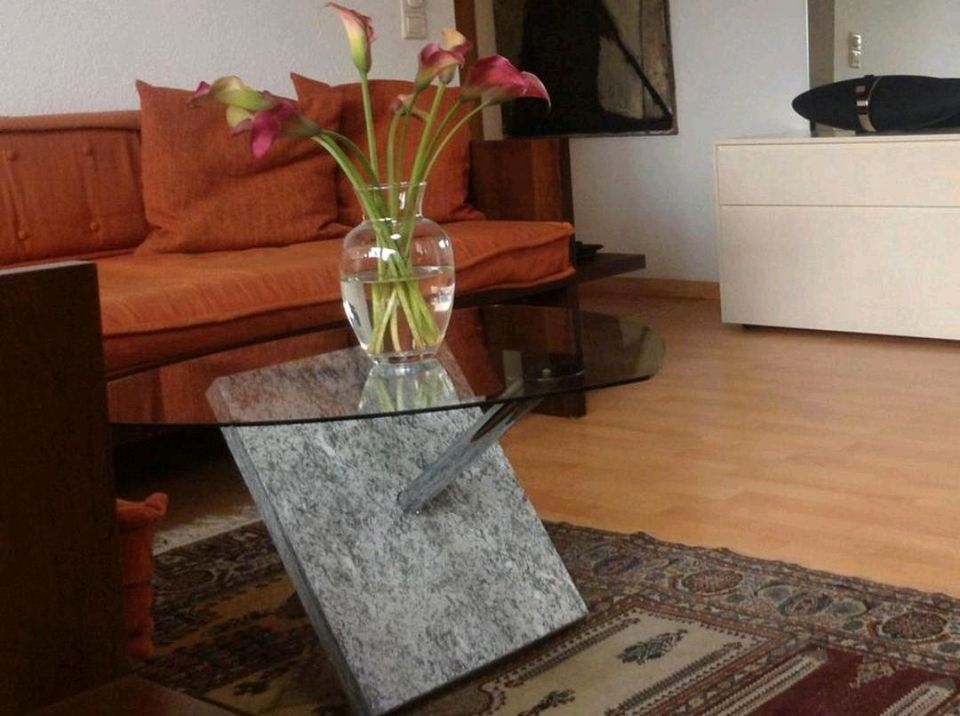 Zwei schöne Designer Tische Stein-Fuß und Glasplatte... Stück kam in Dresden