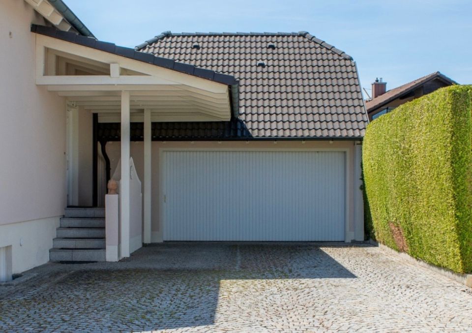 Zauberhaftes Einfamilienhaus mit großem Grundstück von Privat in Baar-Ebenhausen