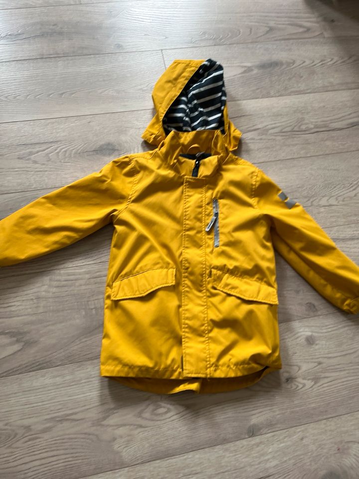 H & M warme gefütterte Regenjacke Gr. 110 in Suderburg