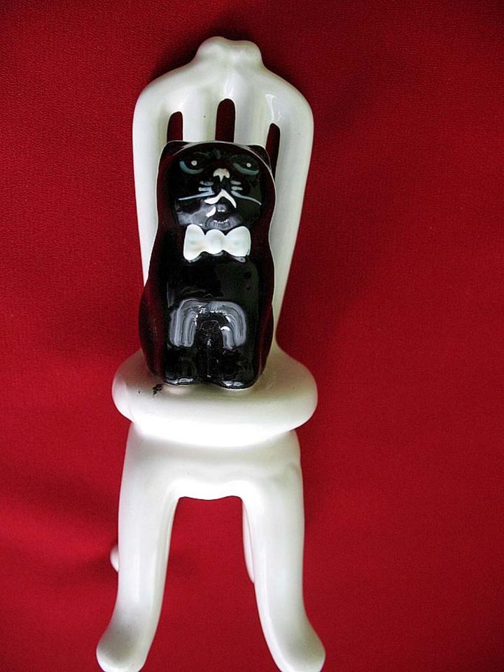 Katze - Kätzchen auf einem Stuhl - Porzellanfigur - 15 x 5 x 5 cm in Berlin