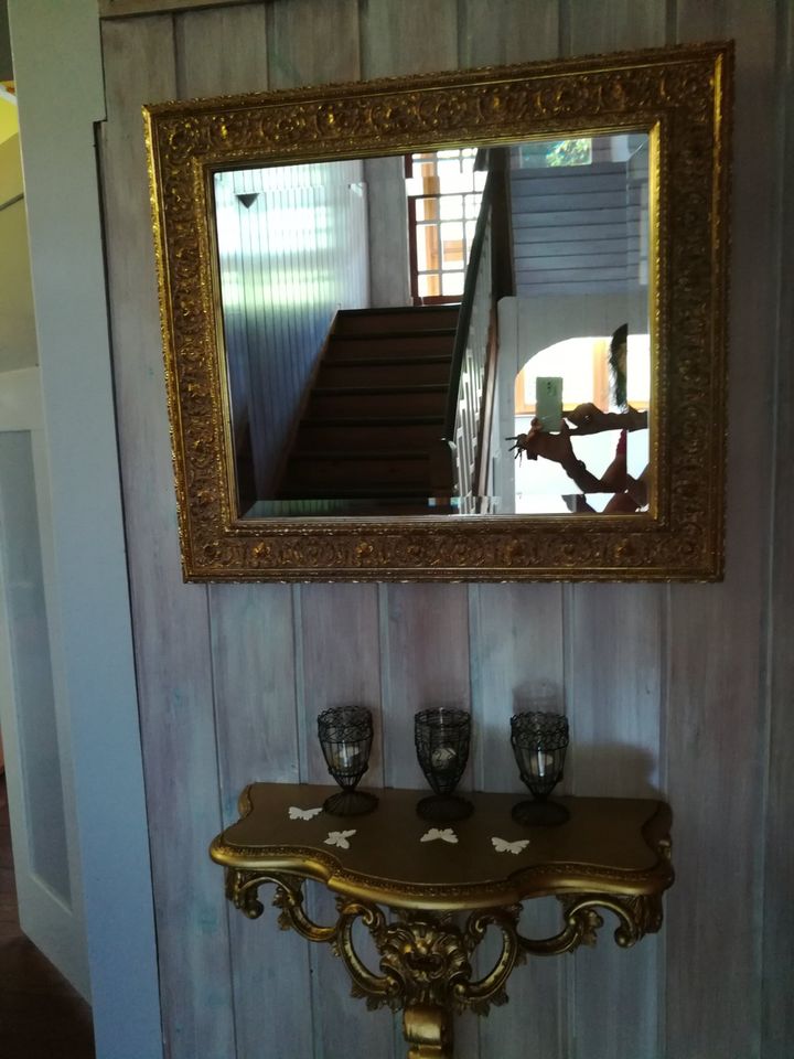 Spiegel mit Goldrahmen in Salem