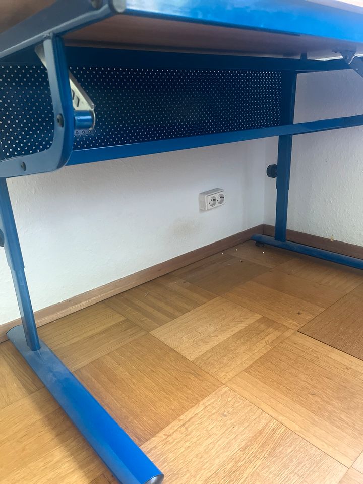 Schreibtisch höhenverstellbar in Oberdischingen