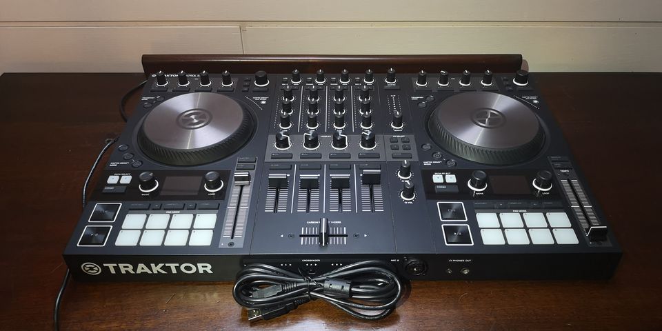 Traktor S4 MK3,neu,unbenutzt,Traktor 3 Pro, DJ Controller,Konsole in Essen