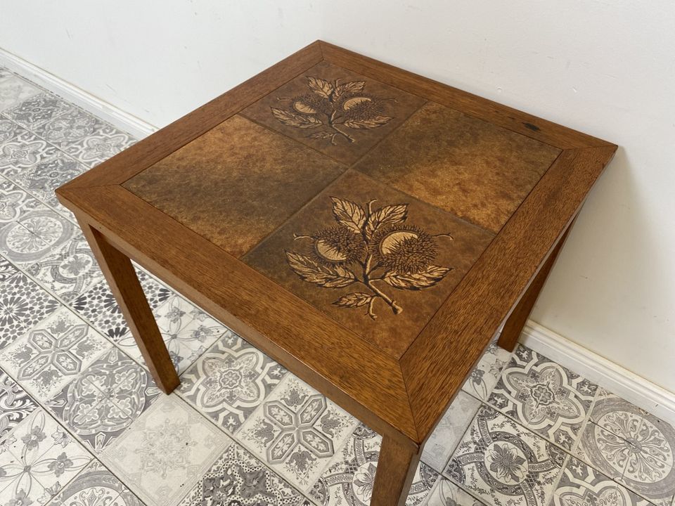 WMK Hübscher und gut erhaltener skandinavischer Couchtisch mit  kunstvollen Fliesen und geraden Beinen - Tisch Beistelltisch Kacheltisch Coffee Table Vintage Mid-Century - Lieferung möglich in Berlin