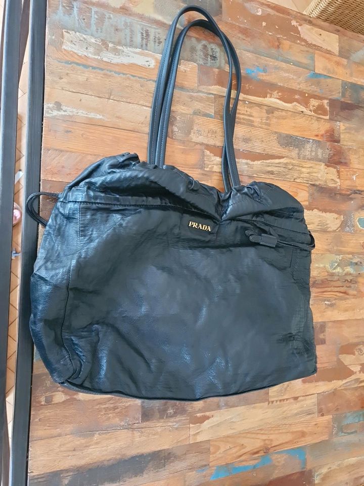 Prada Handtasche Knautschtasche Hobo Bag Echtleder Schwarz in Bonn