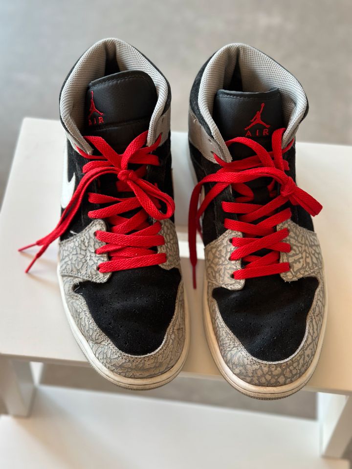 Nike Air Jordan Sneakers / schwarz - grau / Gr. 9,5  / 43 in Stelle