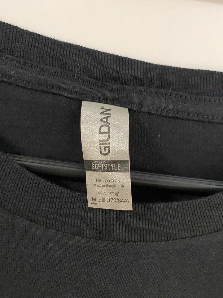 Gildan T-Shirt schwarz bedruckt Größe M neu in Arnsberg