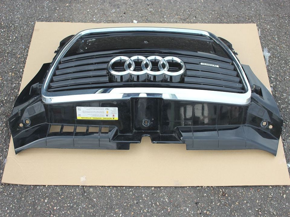 Audi A3 8P Facelift Kühlergrill Front Grill schw-glanz 8P0853651M in Offenburg