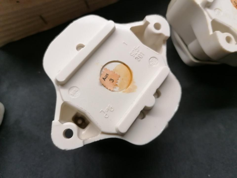Bakelit Lichtschalter Feuchtraum weiss Schalter retro alt Jung in Billroda