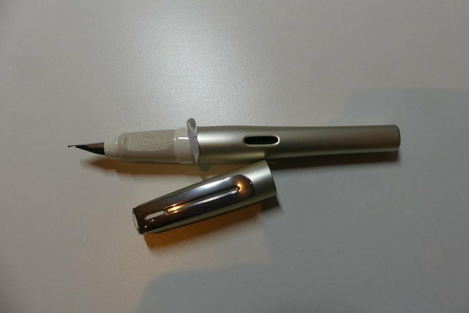 Pelikano Up Füller champagner Feder M für Linkshänder | NEU in Delmenhorst